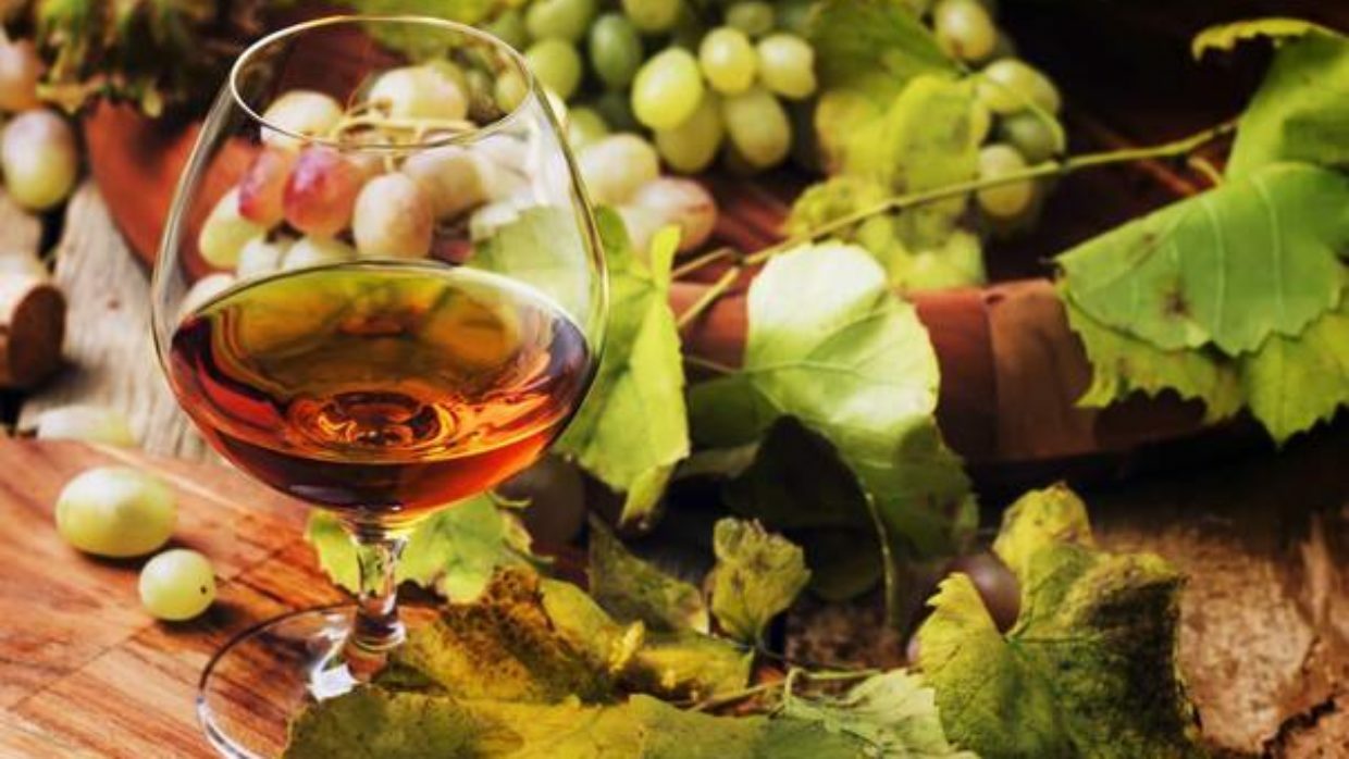What grape varieties are used to make the Cognac eau-de-vie?